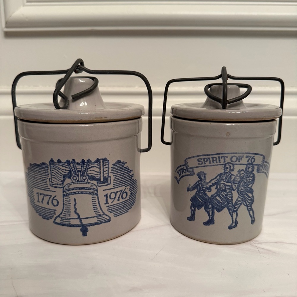 Vintage 1970s Bicentennial Ceramic Jars / Crocks w/ lids in excellent condition